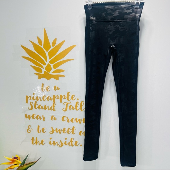 SPANX Faux Leather Matte Black Camo Leggings High Waist Size XS Like New - Picture 2 of 10